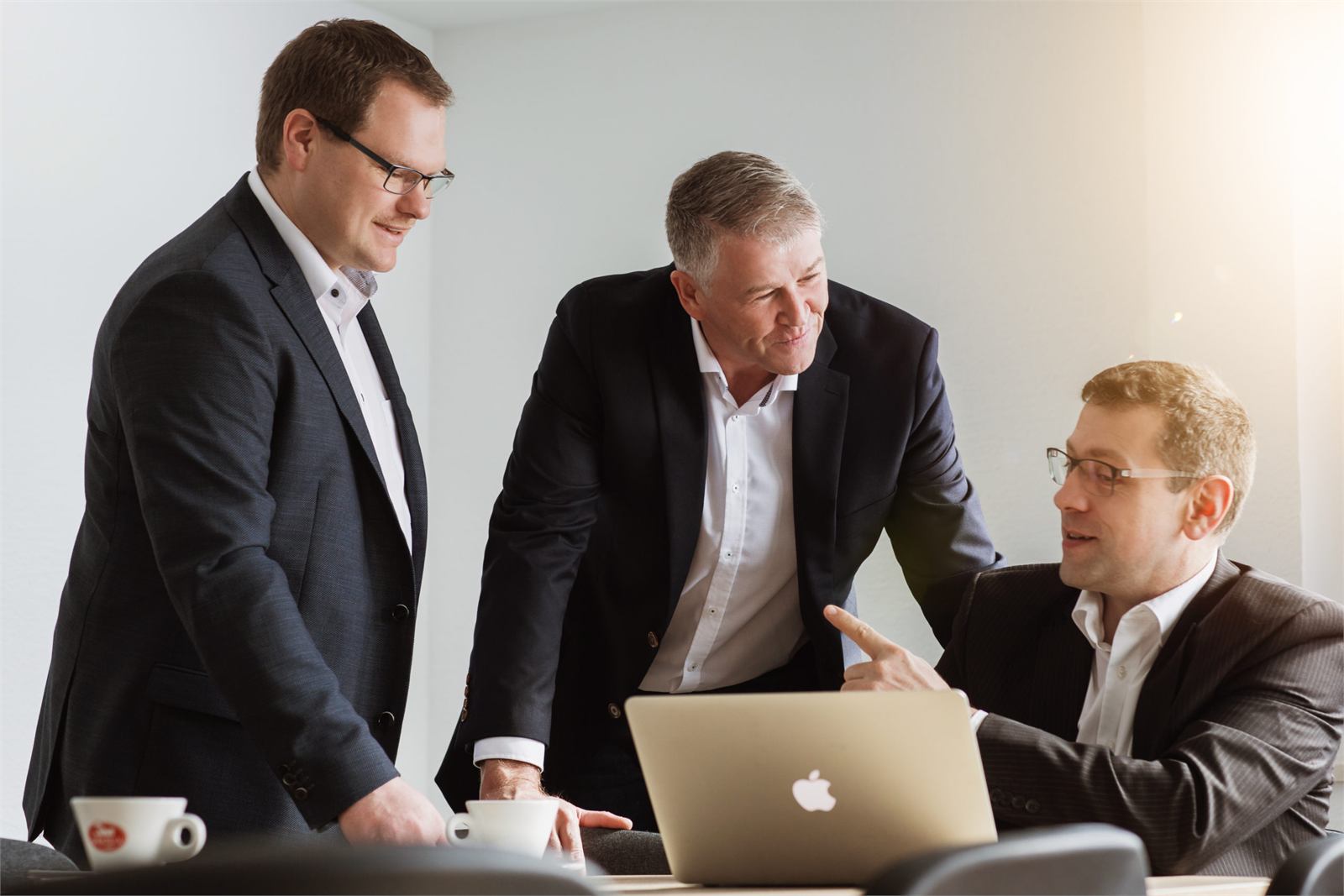 Der Vorstand der STK AG bei einer Besprechung am Laptop